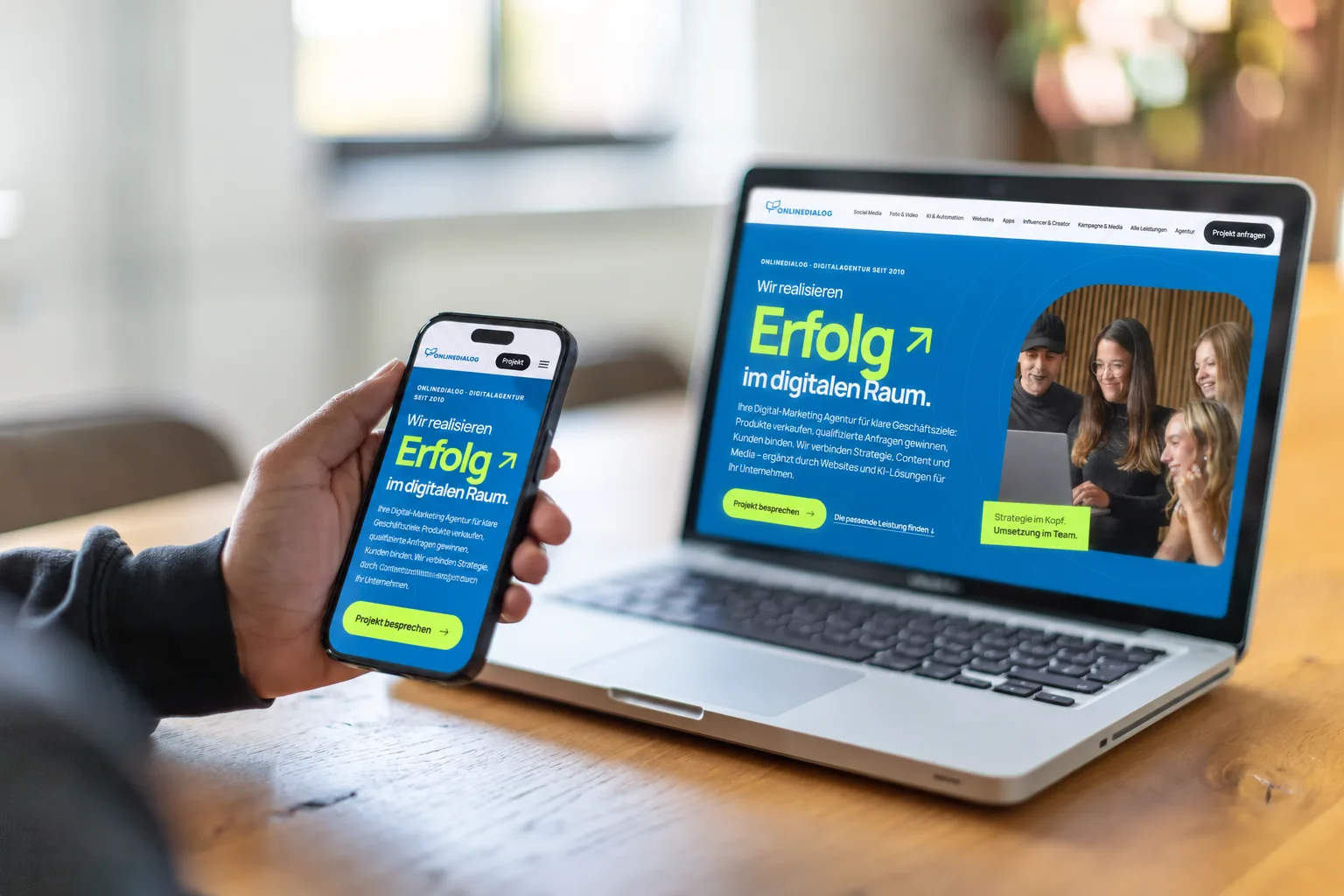 Die OnlineDialog-Website in mobiler Ansicht auf einem Smartphone und in Desktop-Ansicht auf einem Laptop.