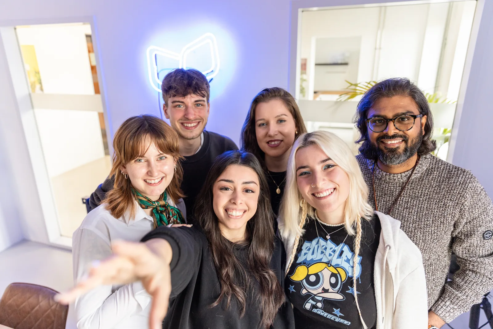Sechs Kolleginnen und Kollegen beim gemeinsamen Selfie im OnlineDialog-Büro.