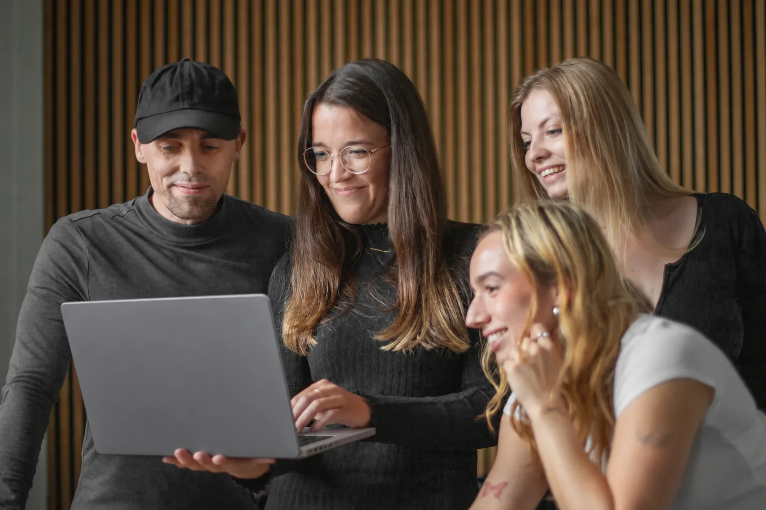 Das OnlineDialog-Team entwickelt gemeinsam Ideen am Laptop