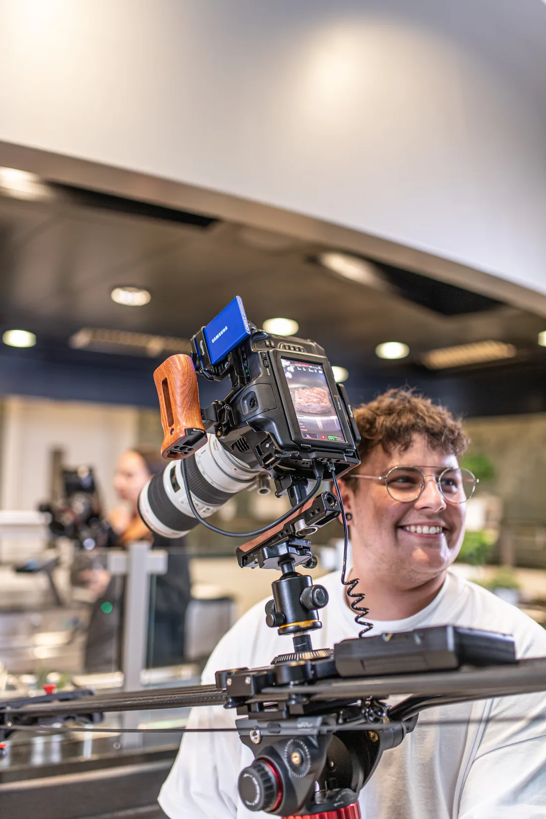 Videoproduktion mit Kamera, Monitor und Slider